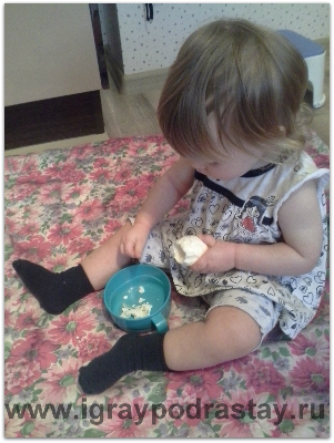 Чистим яичко и развиваем пальчики! Подборка игр на развитие моторики на кухне.