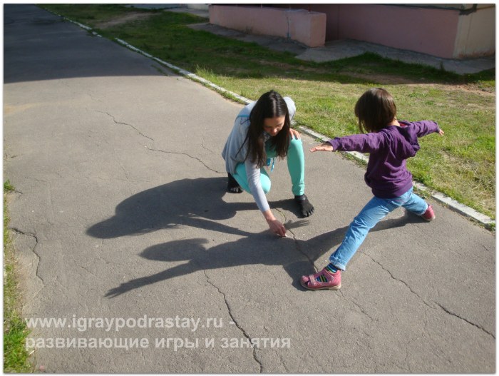 Обводим тень ребенка мелками. Рисуем человечков на асфальте - обводим тень.