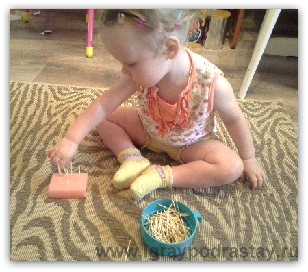 Ежик из губки и зубочисток (весело и полезно - развиваем пальчики). Игры с подручными материалами на развитие моторики.