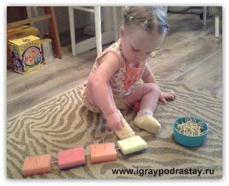 Строим поезд и рассаживаем "пассажиров" Игры с зубочистками.