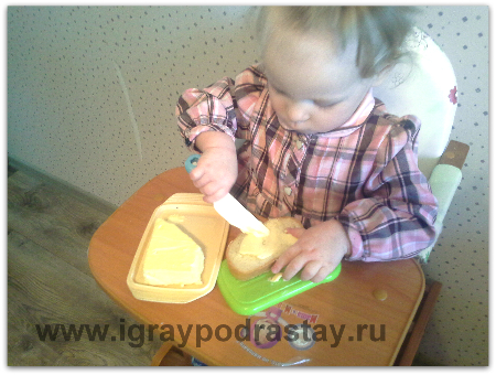 Намазываем масло на хлеб - развиваем моторику и навыки самостоятельности! Игры Монтессори на кухне с детьми 2 лет.