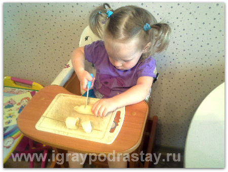 Все совсем по-взрослому! Режем банан ножиком (можно взять неострый пластмассовый). Ребенок с мамой на кухне - игры.