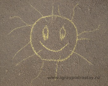 Рисуем солнышко мелками. Развивающие игры на прогулке для детей 2 лет.